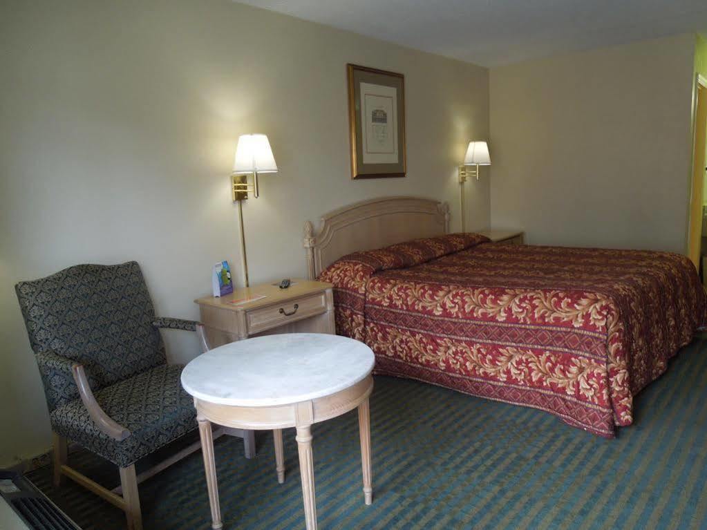 Red Roof Inn Fredericksburg North Exterior photo